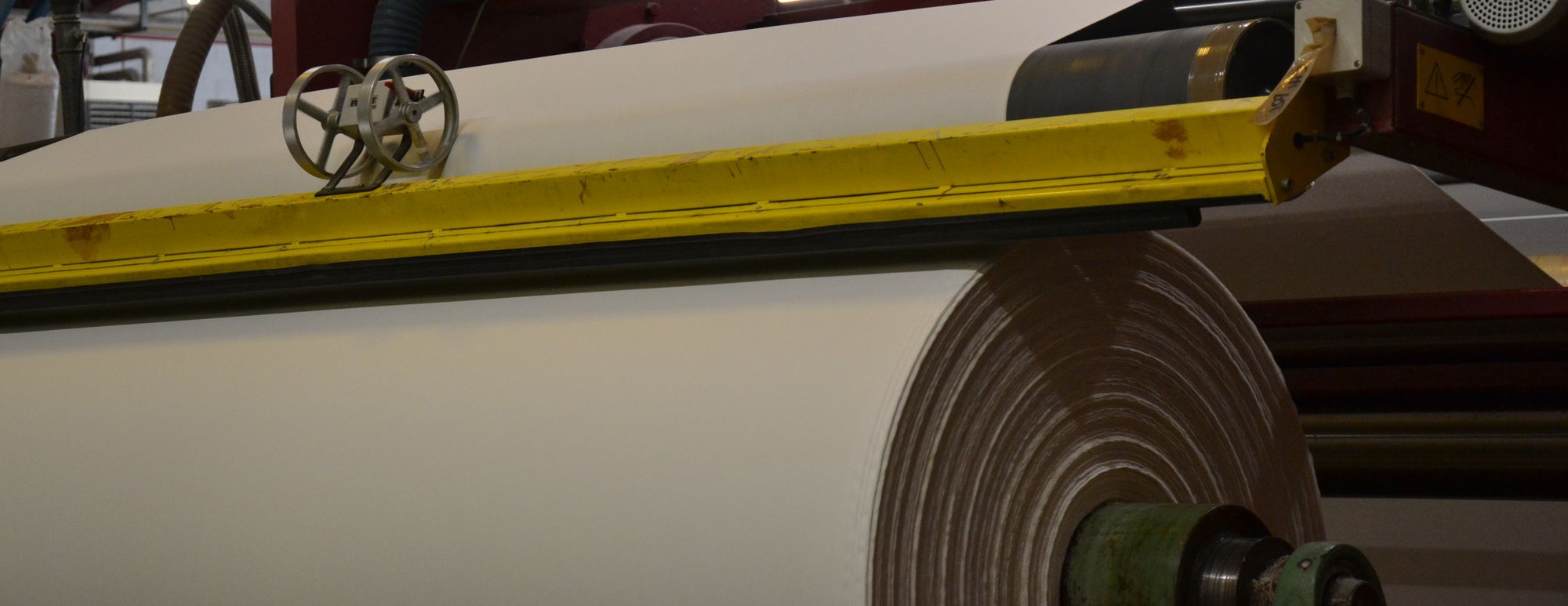 Rouleau de tissu sur la calandre