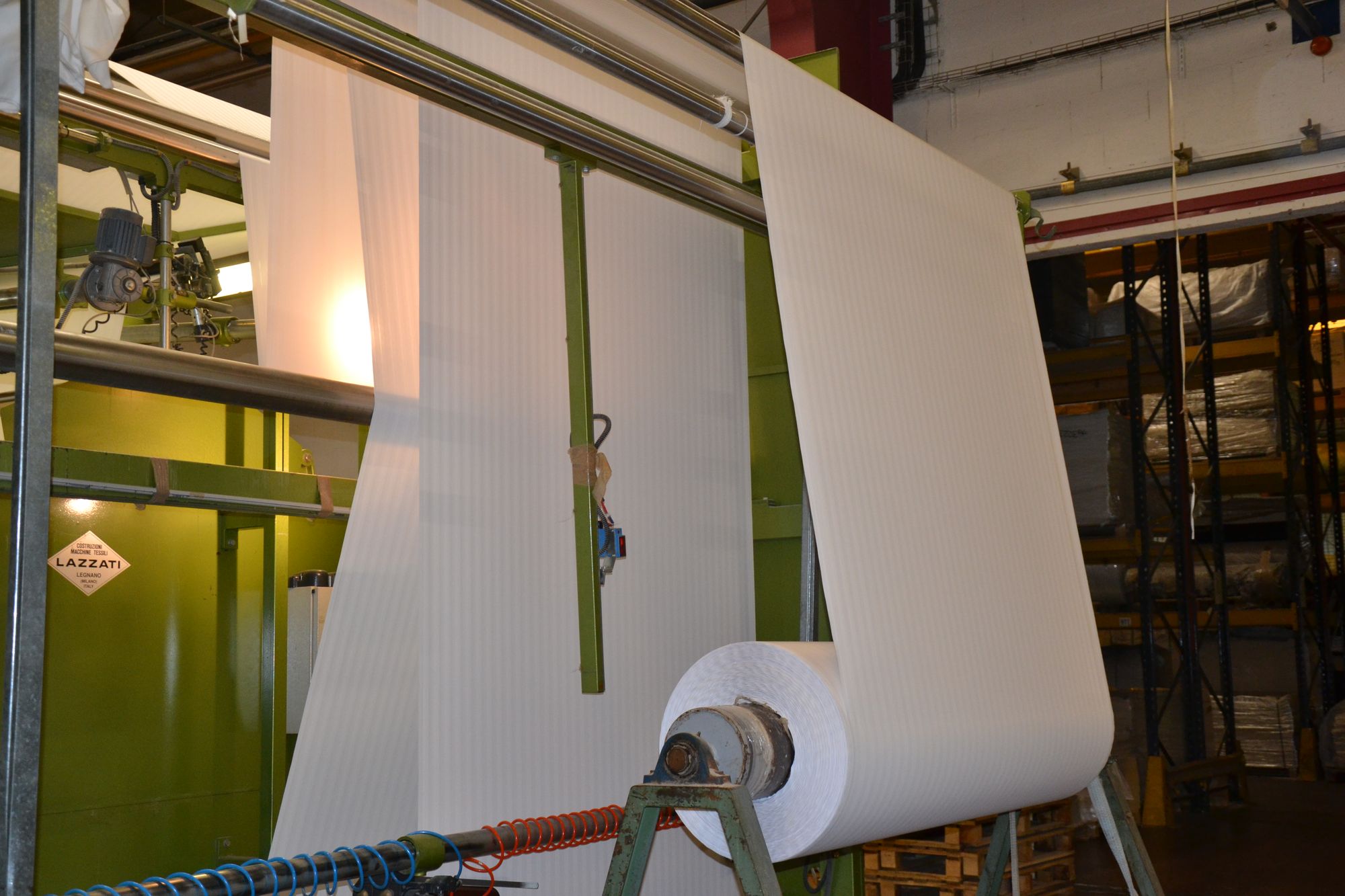Laize de tissu blanchi sur une ligne de préparation