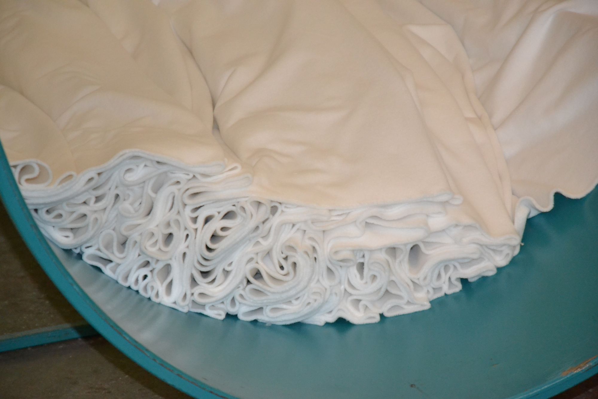 Tissu blanc dans un bain de lavage