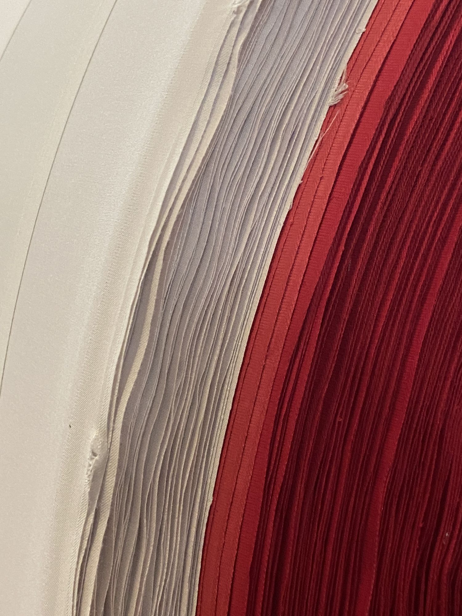 Nappes de tissu teint en rouge et en gris