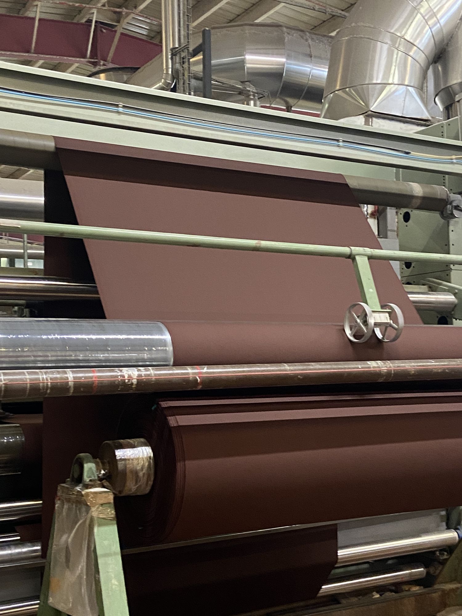 Tissu teint en brun sur une machine de finition